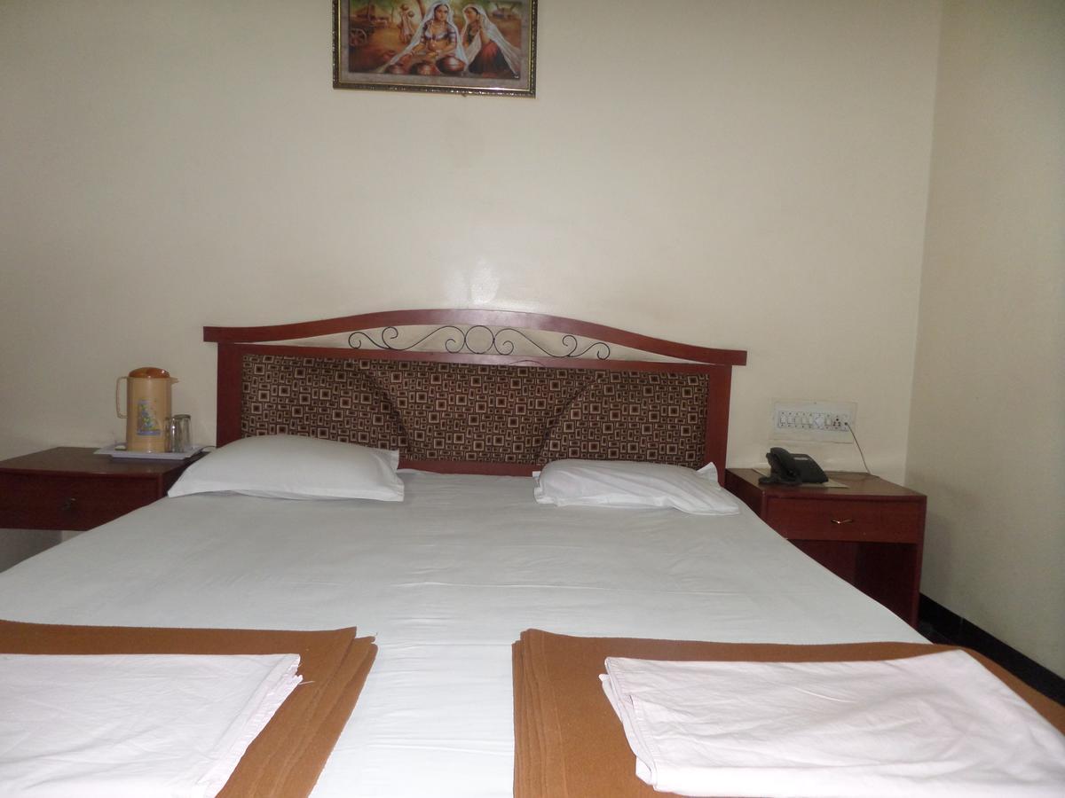 Hotel Ambessador Executive Solapur Exterior photo